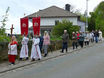 Markusprozession zum Kreuz an der Netzer Straße (Foto: Karl-Franz Thiede)